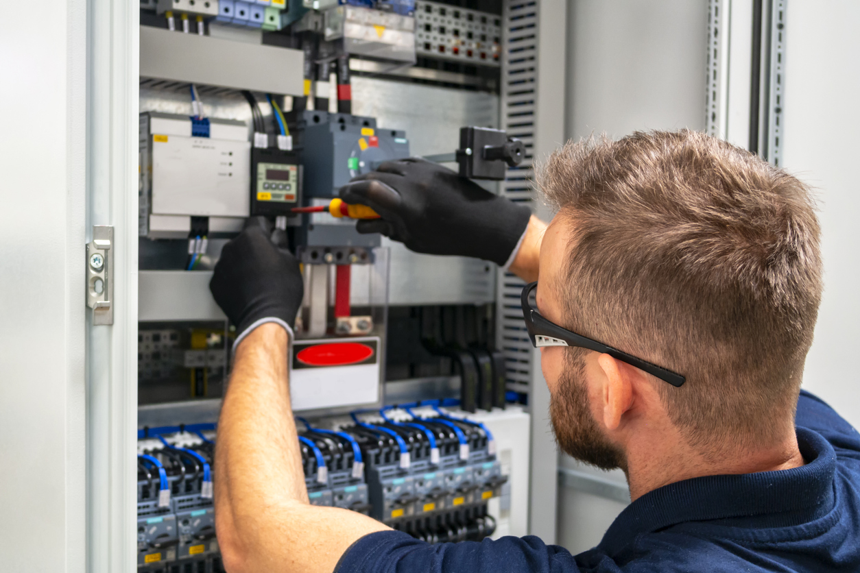 Electrical Servicing electrician